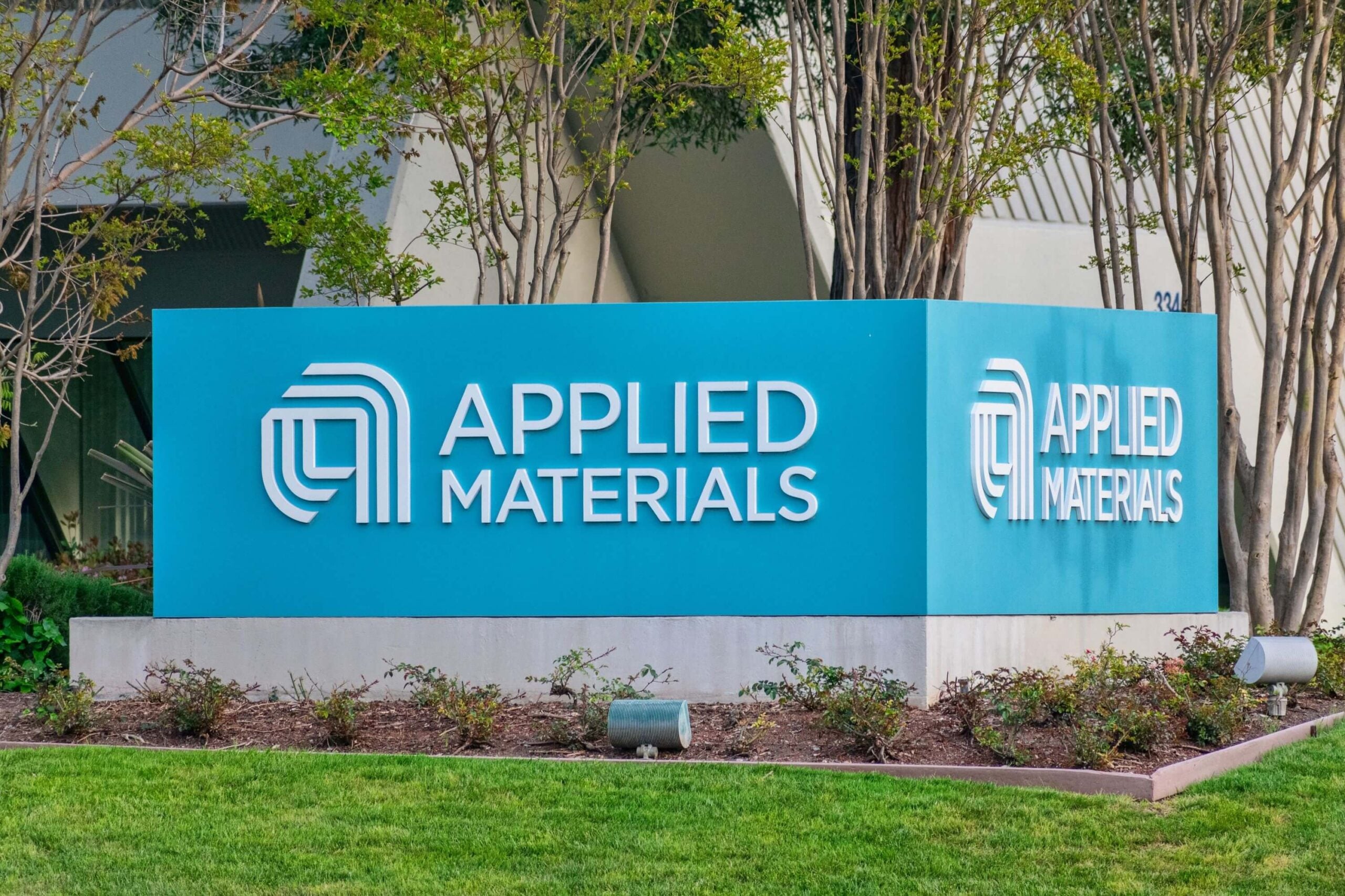 1 News Article Image Applied Materials (AMAT) Stock Falls as US-China AI Tensions Escalate