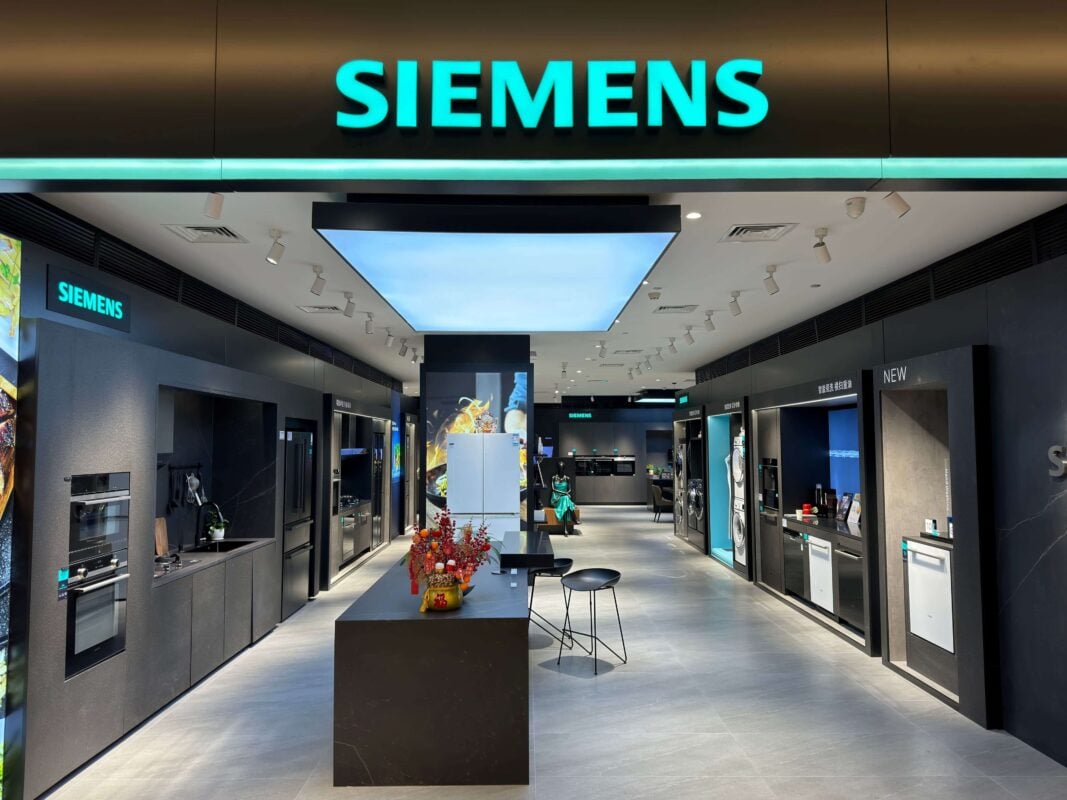 Siemens Stock Surges on Raised 2026 Outlook and JPMorgan Upgrade