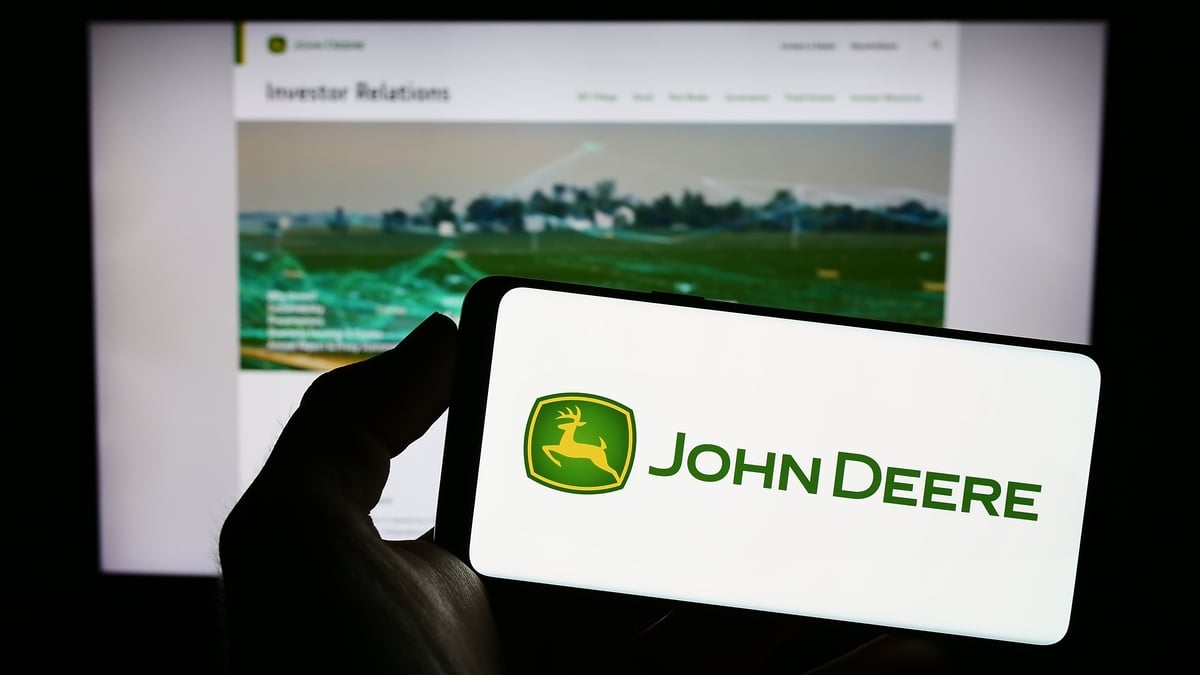 Acțiunile Deere & Company (DE): Profitul T1 scade în ciuda creșterii veniturilor cu 13%