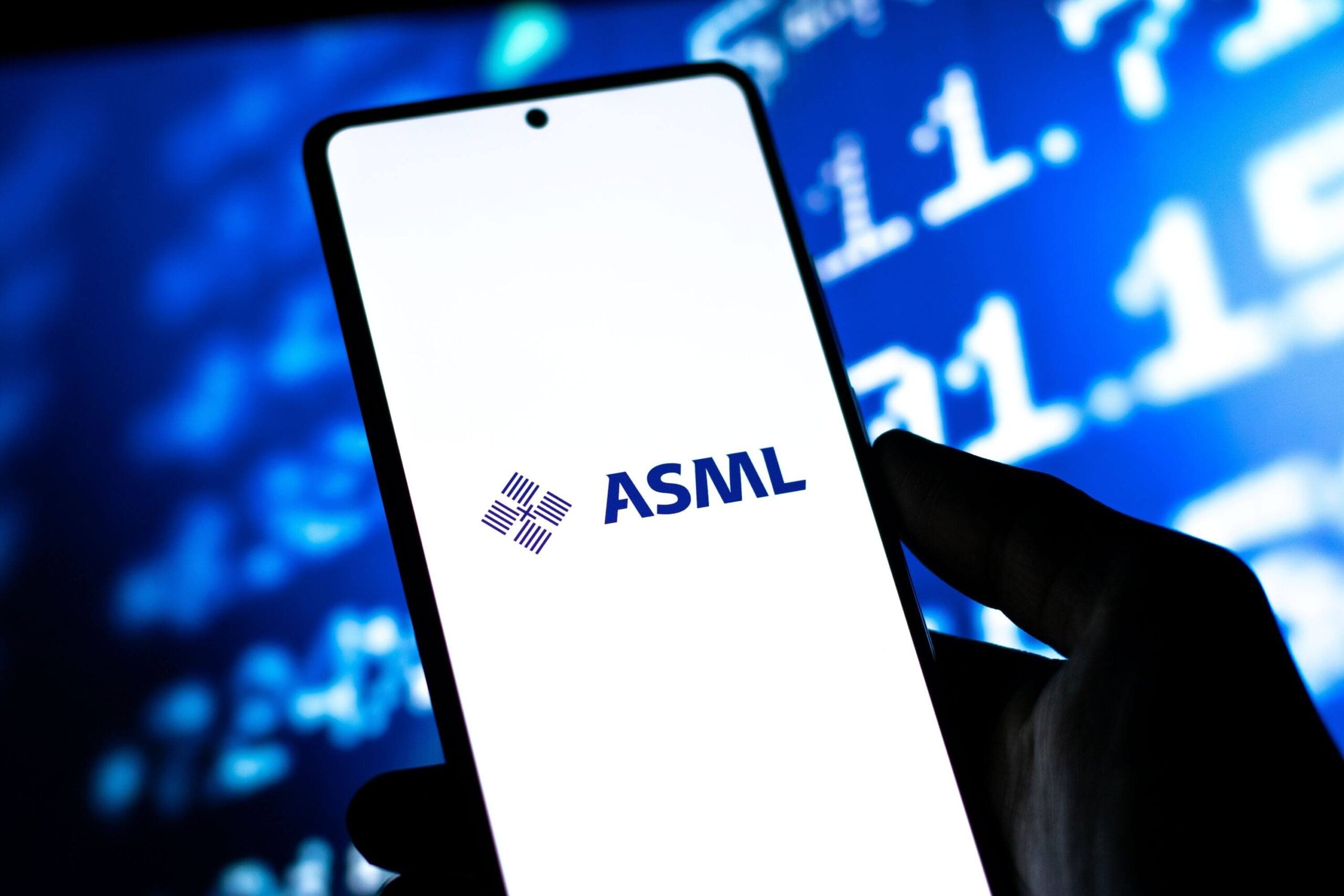 ASML (ASML) Stock; Slips as US Moves to Tighten China Chip Controls
