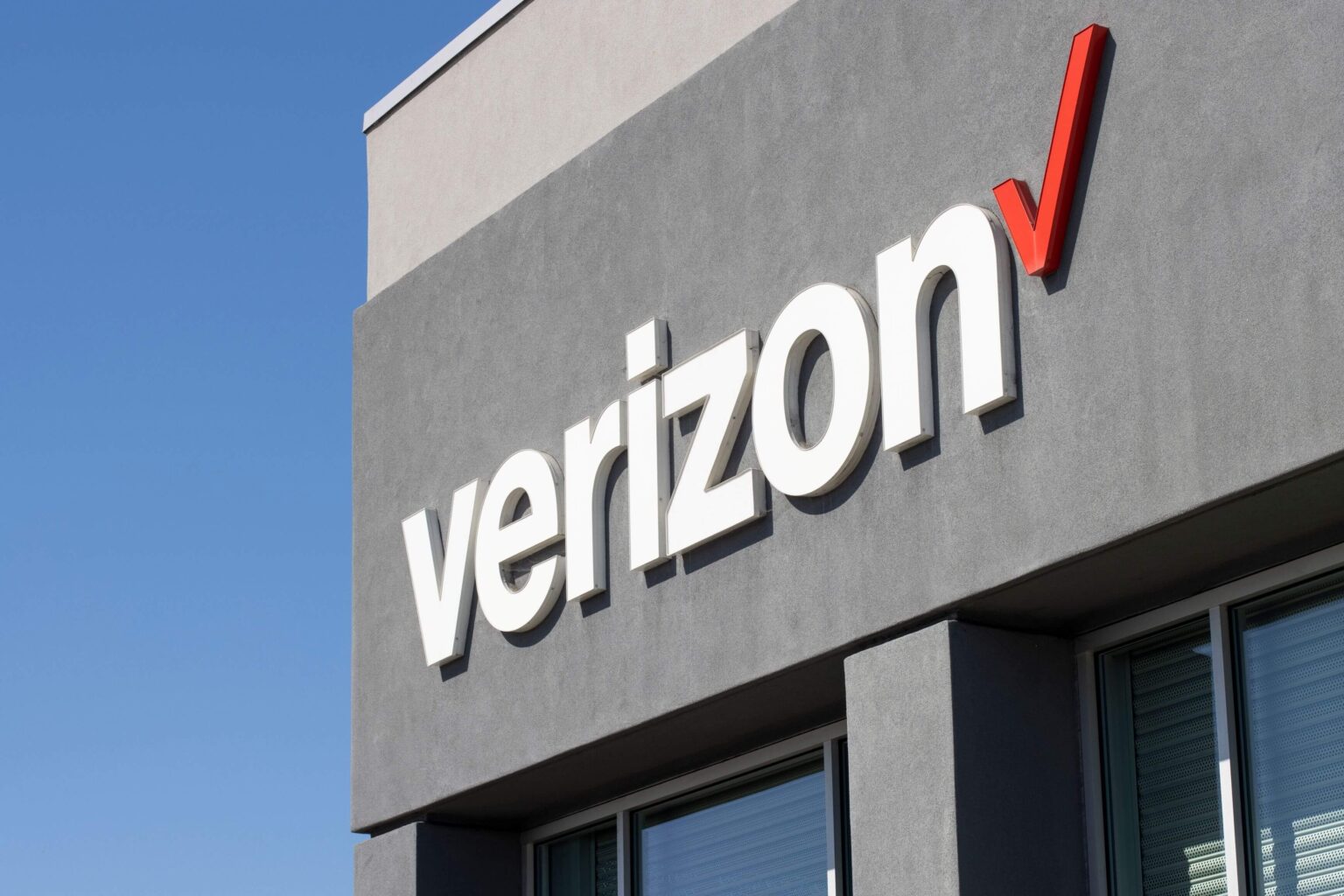 Verizon (VZ) Stock Drops 7% After SpaceX Spectrum Deal Threatens ...