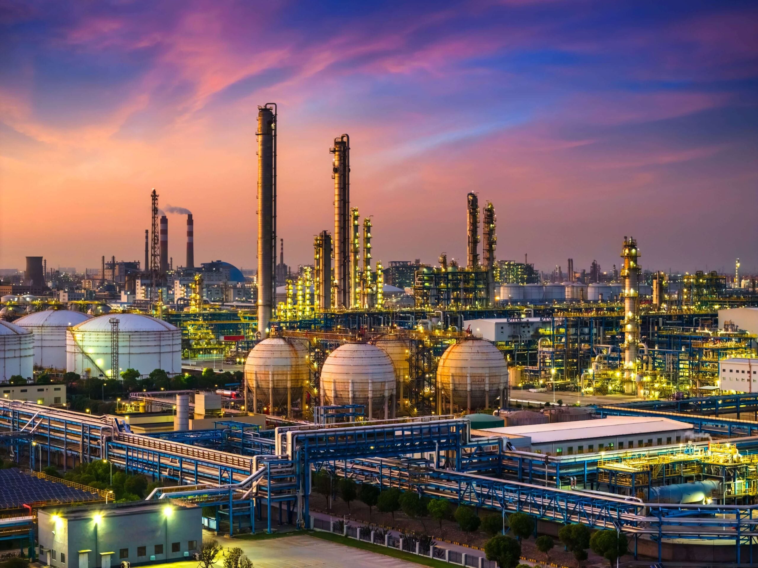 ExxonMobil, Chevron, ConocoPhillips Rise as Iran Conflict Pushes Crude Higher