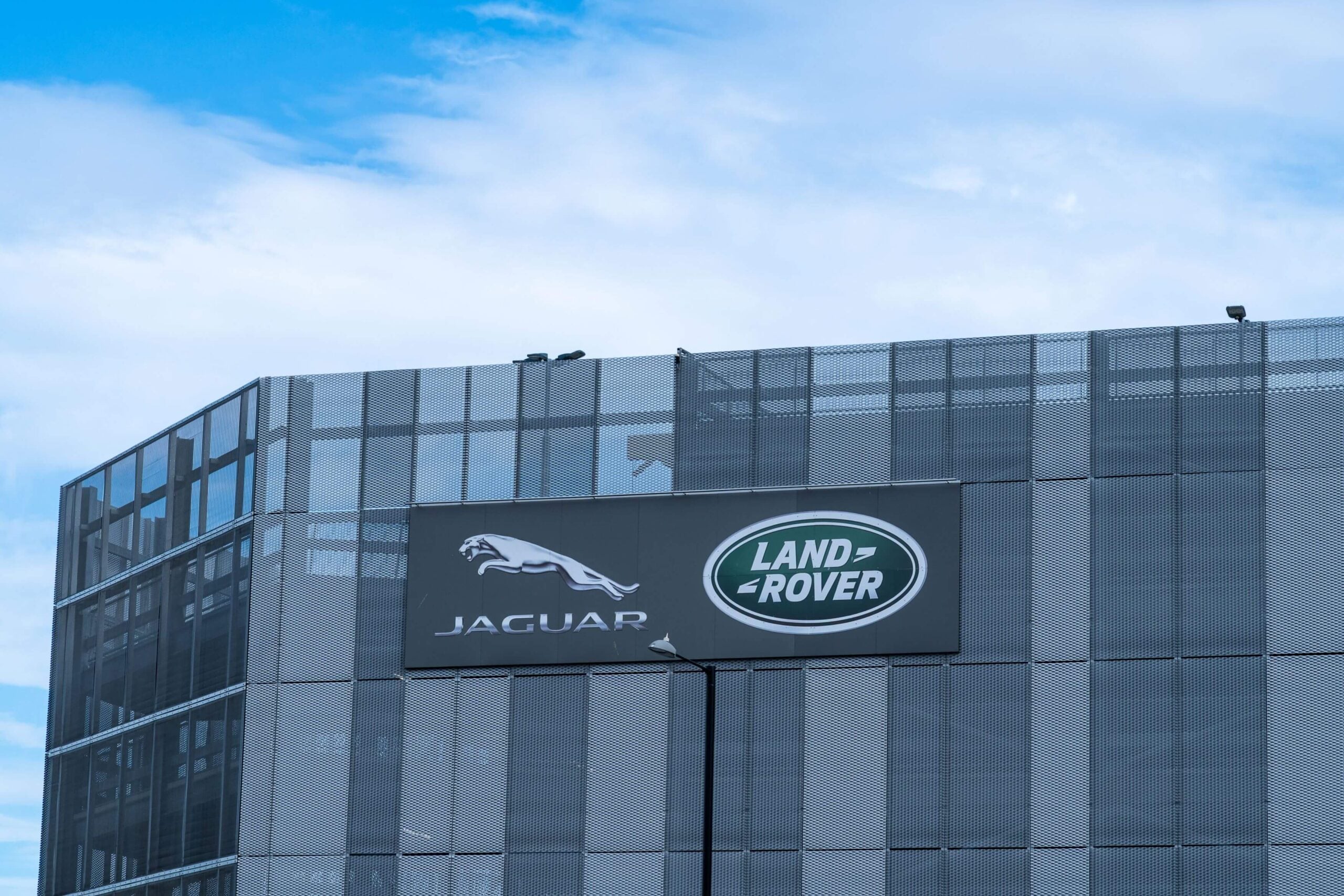 Jaguar Land Rover supprime 4 000 postes pour réduire ses coûts